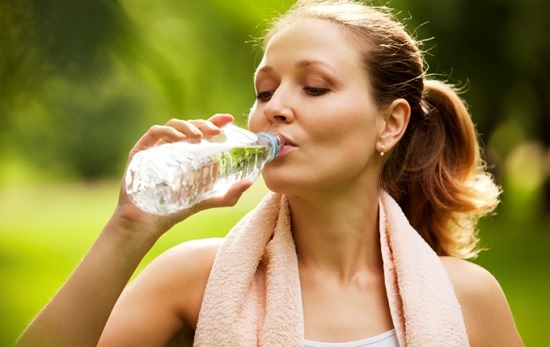 Uống nhiều nước giúp ngăn ngừa giãn tĩnh mạch chân
